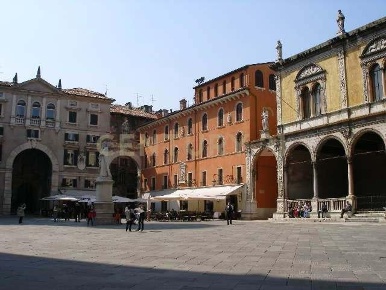 Foto Attività commerciale in Piazza Brà, Verona Centro Storico di 90 m²