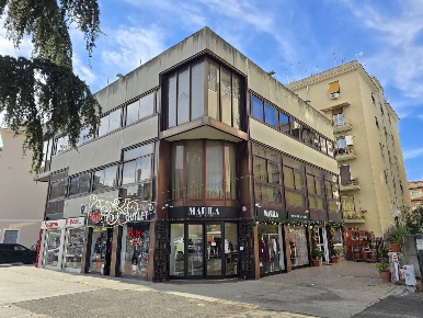 Foto Ufficio in Via degli Abeti 29, Roma Centocelle di 820 m² con 30 locali