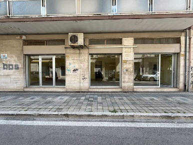 Foto Locale commerciale a Pescara Porta Nuova di 110 m² con 1 locali