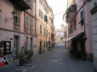 Foto Locale commerciale a Sarzana Centro di 23 m² con 2 locali in affitto