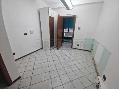 Foto Locale commerciale in Via Chiara Novella, Cremona Centro di 97 m²