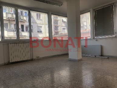 Foto Ufficio a Massa Centro di 692 m² con 19 locali in vendita