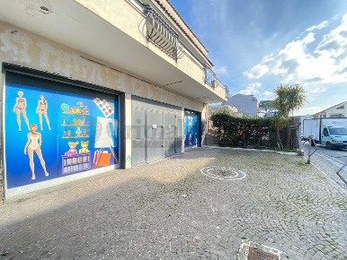 Foto Locale commerciale a Giugliano in Campania Giardini - Oasi Sacro Cuore