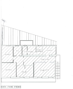 Foto Locale commerciale a Luni Casano Dogana Isola con 16 locali in vendita