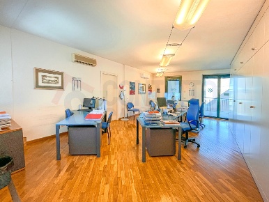 Foto Ufficio a Jesi Viale della Vittoria di 162 m² con 2 locali in vendita