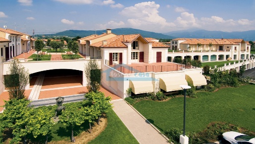 Foto Ufficio in Via Principe Umberto 35, Adro di 185 m² con 5 locali