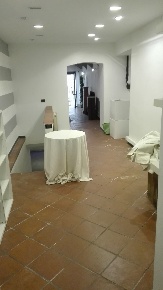 Foto Locale commerciale a Sarzana Centro di 100 m² con 4 locali in affitto