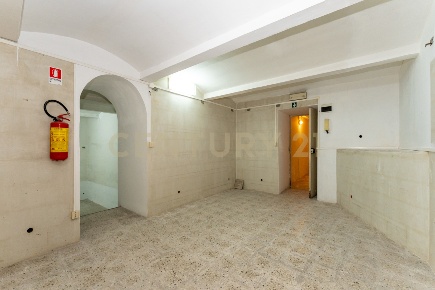 Foto Locale commerciale in Via Conte Ruggero 99, Catania di 120 m²