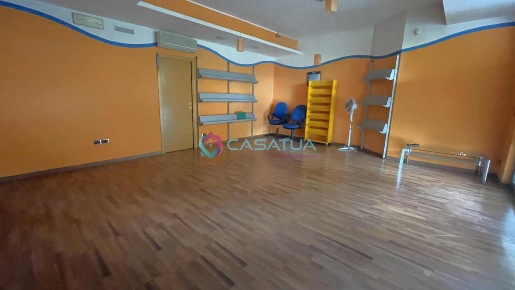 Foto Locale commerciale a Silvi Silvi Marina di 46 m² con 1 locali