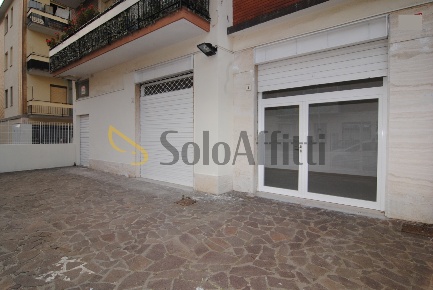 Foto Locale commerciale a Livorno Coteto di 60 m² con 2 locali in affitto