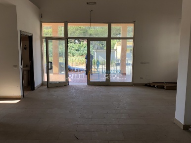 Foto Locale commerciale in sp 70 103, Aulla Albiano Magra di 380 m²