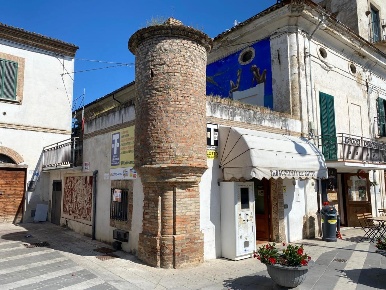 Foto Locale commerciale in piazza san giorgio 4, Lanciano Centro di 84 m²