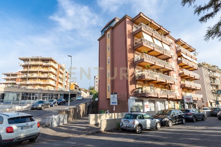 Foto Locale commerciale in Via Carnazza 81, Tremestieri Etneo di 120 m²