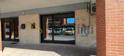 Foto Locale commerciale in Largo Alfonso Favino 41, Roma Romanina di 105 m²