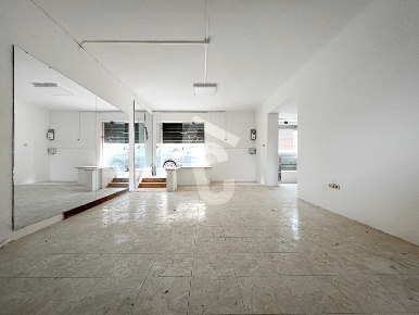 Foto Locale commerciale a Jesi Centro Storico di 60 m² in vendita