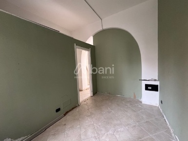 Foto Locale commerciale a Sarzana Centro di 38 m² con 2 locali in vendita