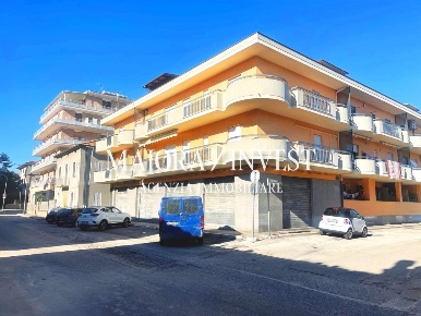 Foto Locale commerciale a Alba Adriatica Centro di 200 m² con 1 locali