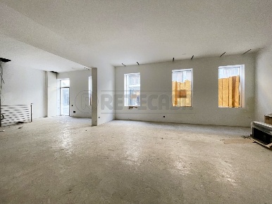 Foto Locale commerciale in Riviera dei Ponti Romani 13, Padova di 222 m²