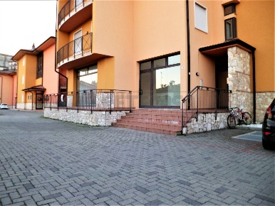 Foto Locale commerciale a Zermeghedo di 105 m² con 3 locali in vendita