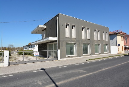 Foto Locale commerciale in Via Terza Armata 46, San Giorgio di Nogaro