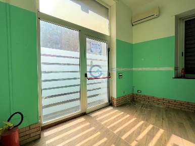 Foto Locale commerciale a Catanzaro San Leonardo di 80 m² con 2 locali