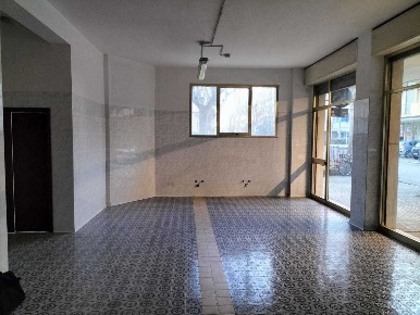 Foto Locale commerciale a Cesenatico di 140 m² con 3 locali in vendita