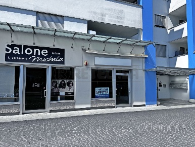 Foto Locale commerciale in viale trieste  16, Cornedo Vicentino di 60 m²