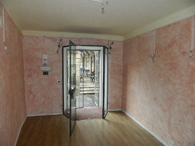 Foto Locale commerciale a Sarzana Centro di 65 m² con 2 locali in affitto