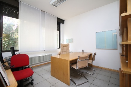 Foto Ufficio in Piazza Matteotti 13, Erba Centro di 191 m² con 7 locali