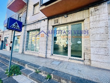 Foto Locale commerciale in Viale Santa Panagia 5, Siracusa di 90 m²