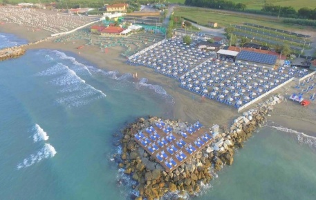 Foto Locale commerciale a Sarzana Marinella di 27 m² con 1 locali