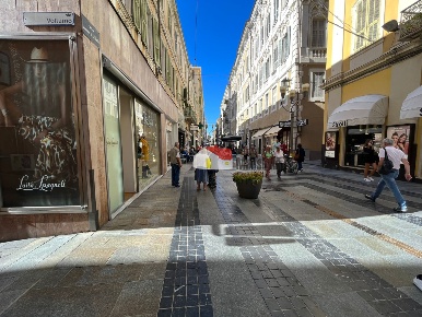 Foto Locale commerciale in Via Volturno, Sanremo Teatro Ariston di 150 m²