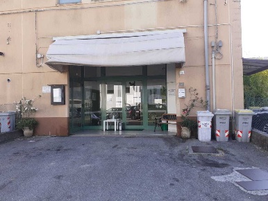 Foto Locale commerciale a Sarzana di 127 m² in vendita