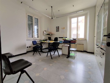 Foto Ufficio in Via dello Stadio, Lucca Arancio di 135 m² con 5 locali