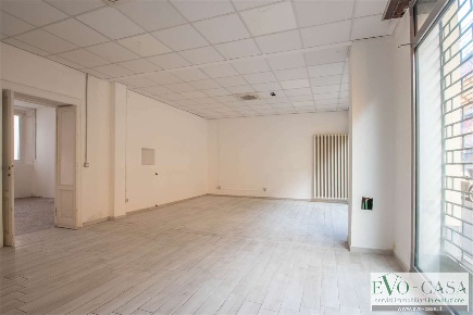 Foto Negozio in Via Cesare correnti 1, Busto Arsizio Piazza Santa Maria