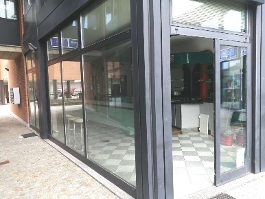 Foto Negozio in Via Milano, Cantù Semicentro di 70 m² con 3 locali