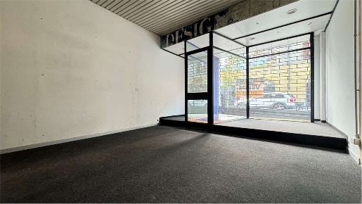 Foto Negozio in Via Binda 100, Domodossola Centro di 92 m² con 3 locali