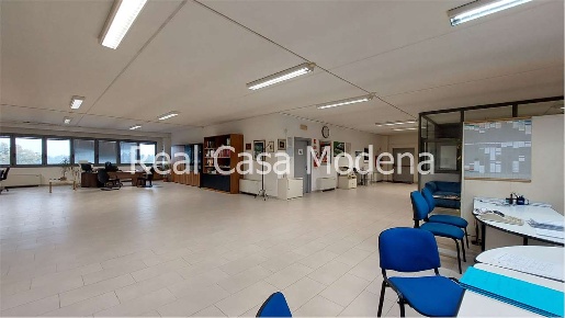Foto Ufficio a Modena di 440 m² con 6 locali in affitto