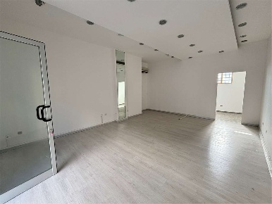Foto Negozio in via dante, Casarano di 95 m² con 2 locali in affitto