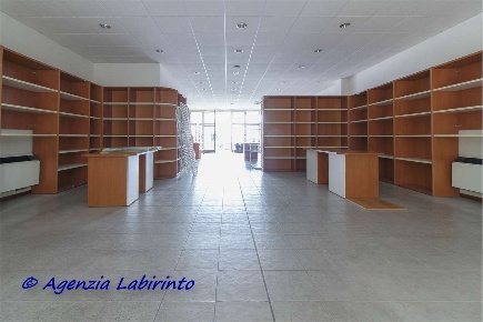 Foto Negozio in Via del Cavone, Forlì Vecchiazzano - Ospedale di 126 m²