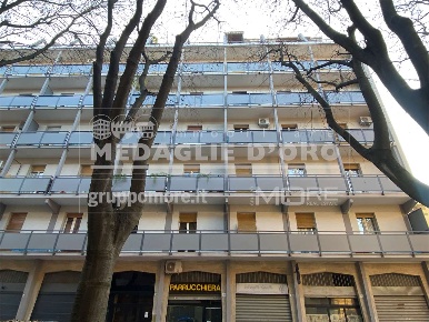 Foto Negozio in ad.ze via Malmusi, Modena di 32 m² con 1 locali in vendita