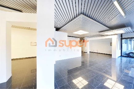 Foto Negozio in Via Romeo Gallenga, Perugia Madonna Alta - Prepo di 150 m²