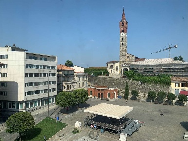 Foto Ufficio in Piazza Garibaldi, Cantù Centro di 634 m² con 7 locali