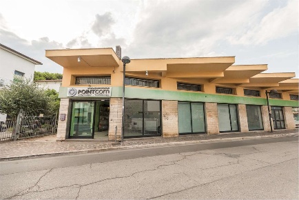 Foto Negozio a Montesilvano di 370 m² con 10 locali in vendita