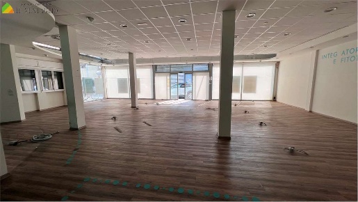 Foto Negozio a Sassuolo di 275 m² con 3 locali in affitto