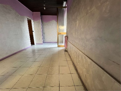 Foto Negozio a Sesto Calende di 60 m² con 3 locali in vendita