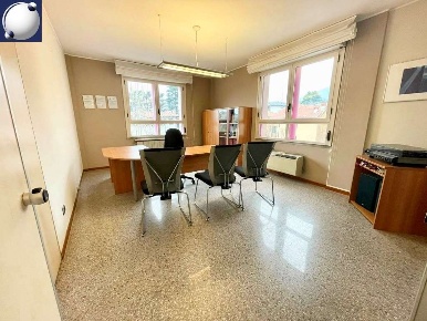 Foto Ufficio in Via Leopardi, Erba Centro di 85 m² con 2 locali in vendita
