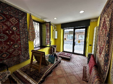 Foto Negozio in Via San Carlo 11, San Pellegrino Terme Centro di 55 m²