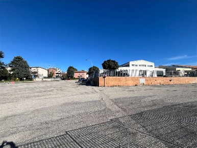 Foto Negozio in via Enrico Mattei 12, Castelfidardo Centro di 1000 m²