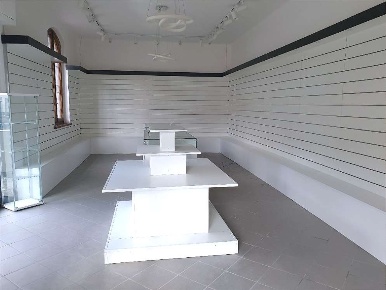 Foto Negozio in Via di Tiglio 5, Lucca Arancio di 148 m² con 2 locali